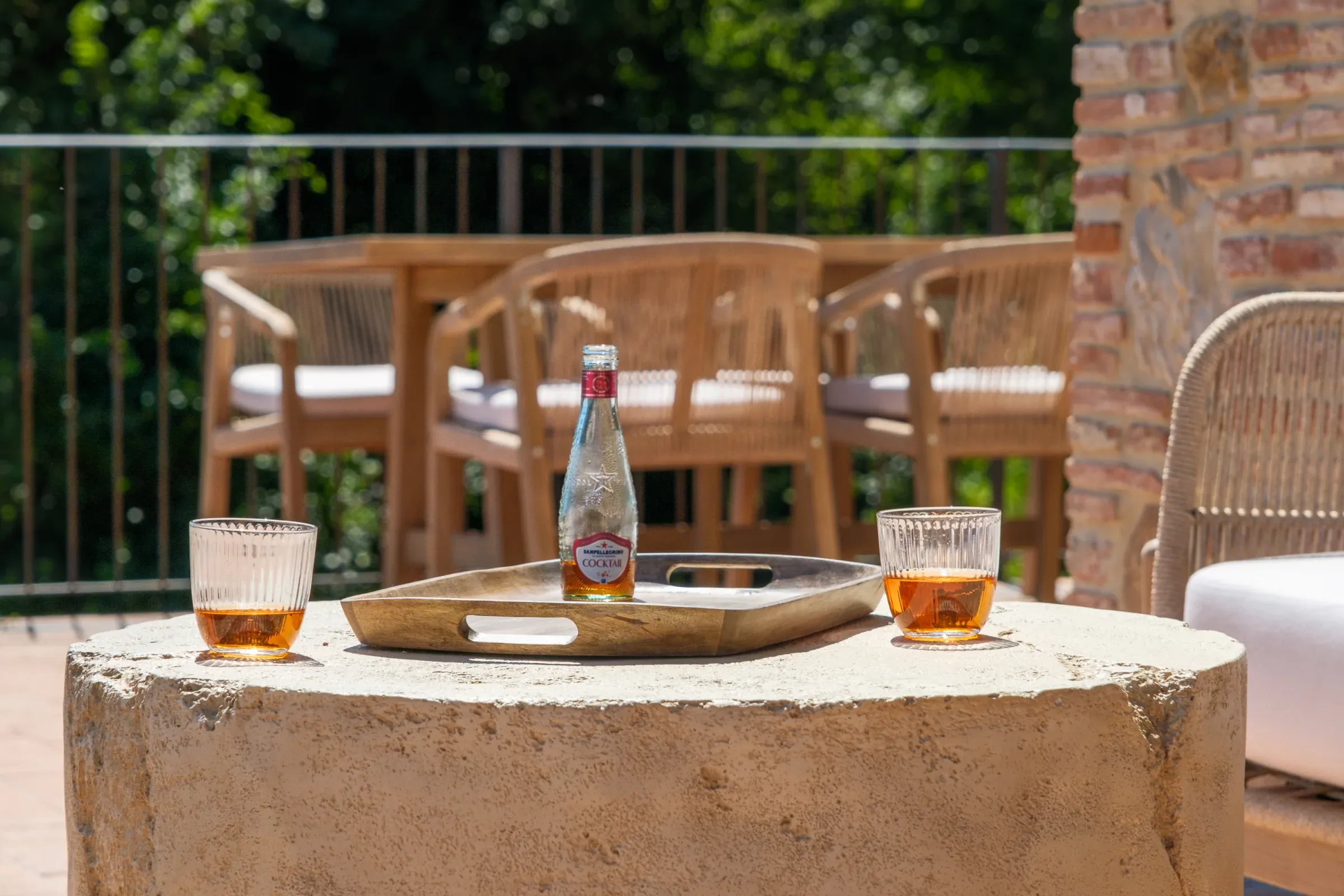 Verres d’apéritif posés sur une table en pierre