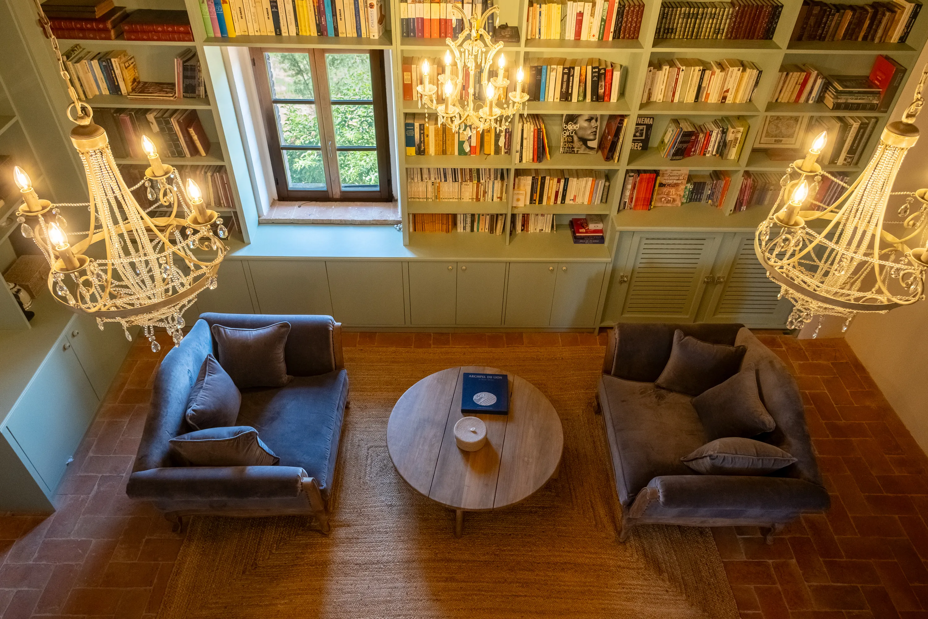 Biblioteca con lampadari d'epoca