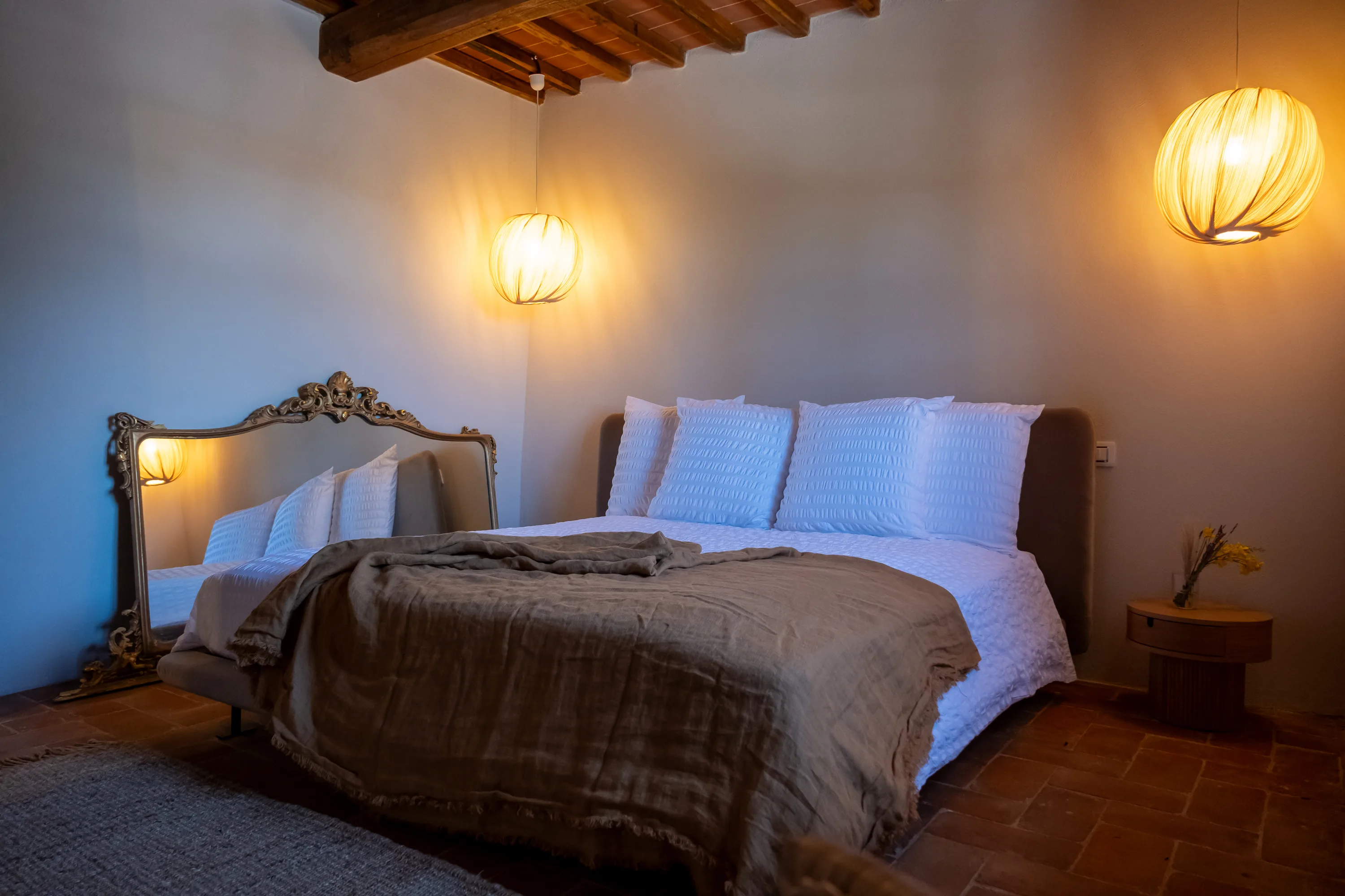 Double bedroom with its baroque mirror