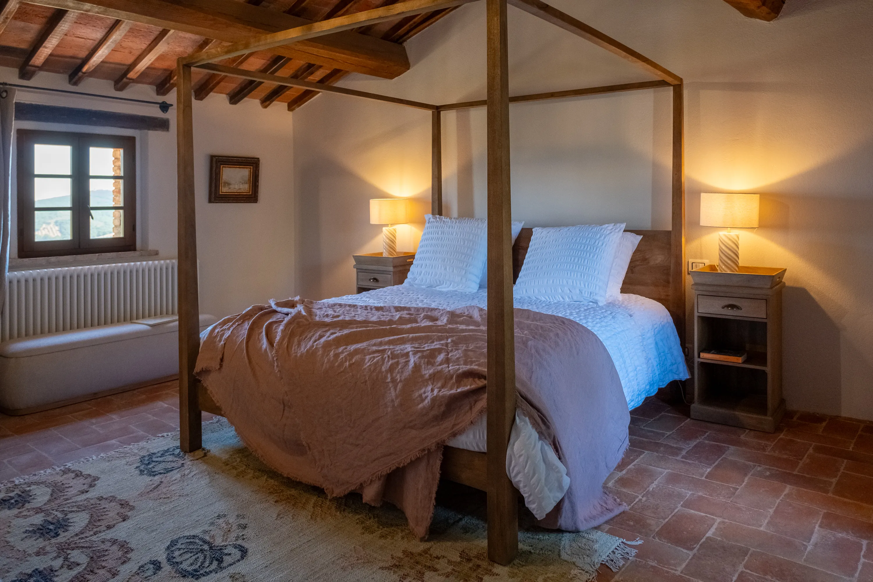 Camera padronale con letto a baldacchino