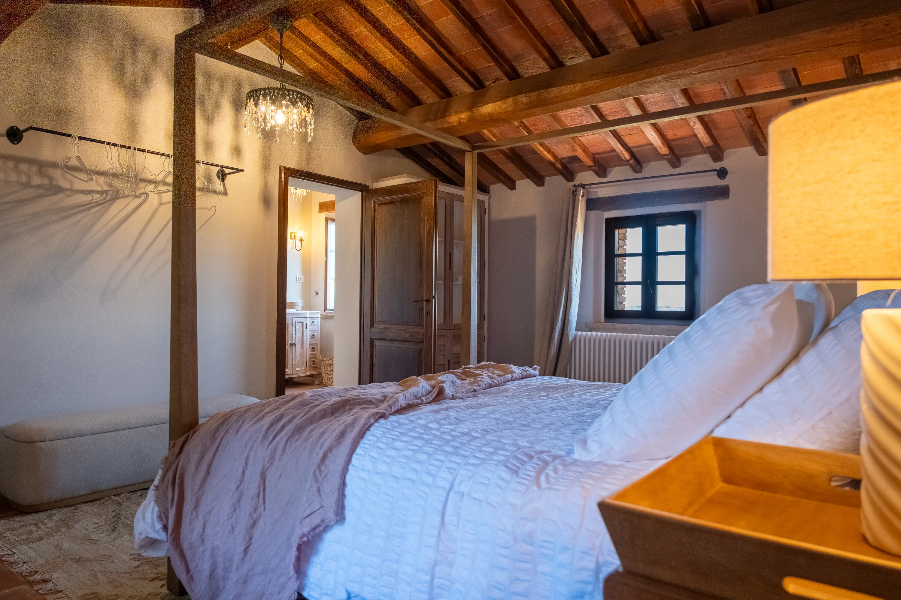 Suite principale e il suo letto a baldacchino davanti alla finestra