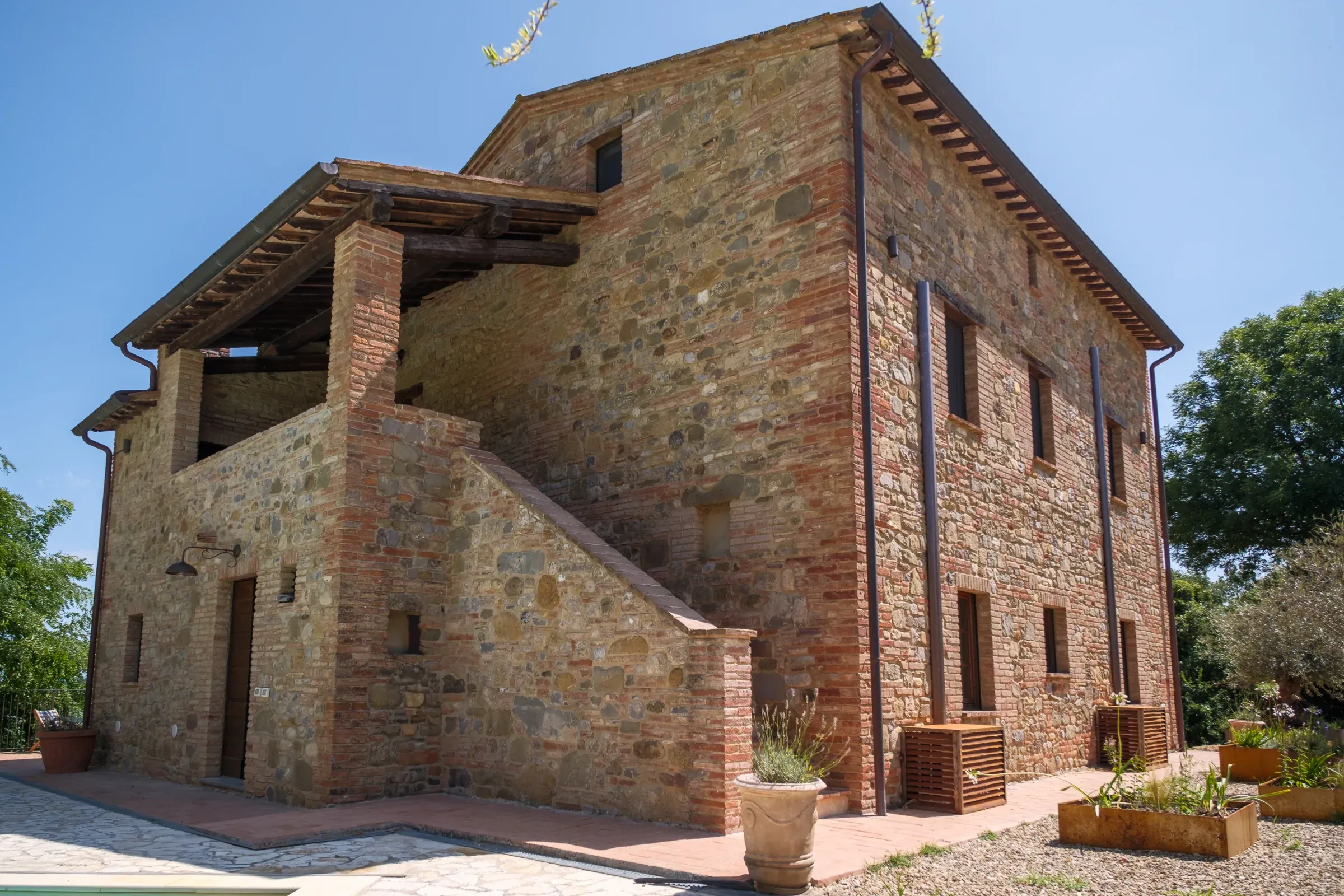 Façade latérale de la villa avec son escalier couvert