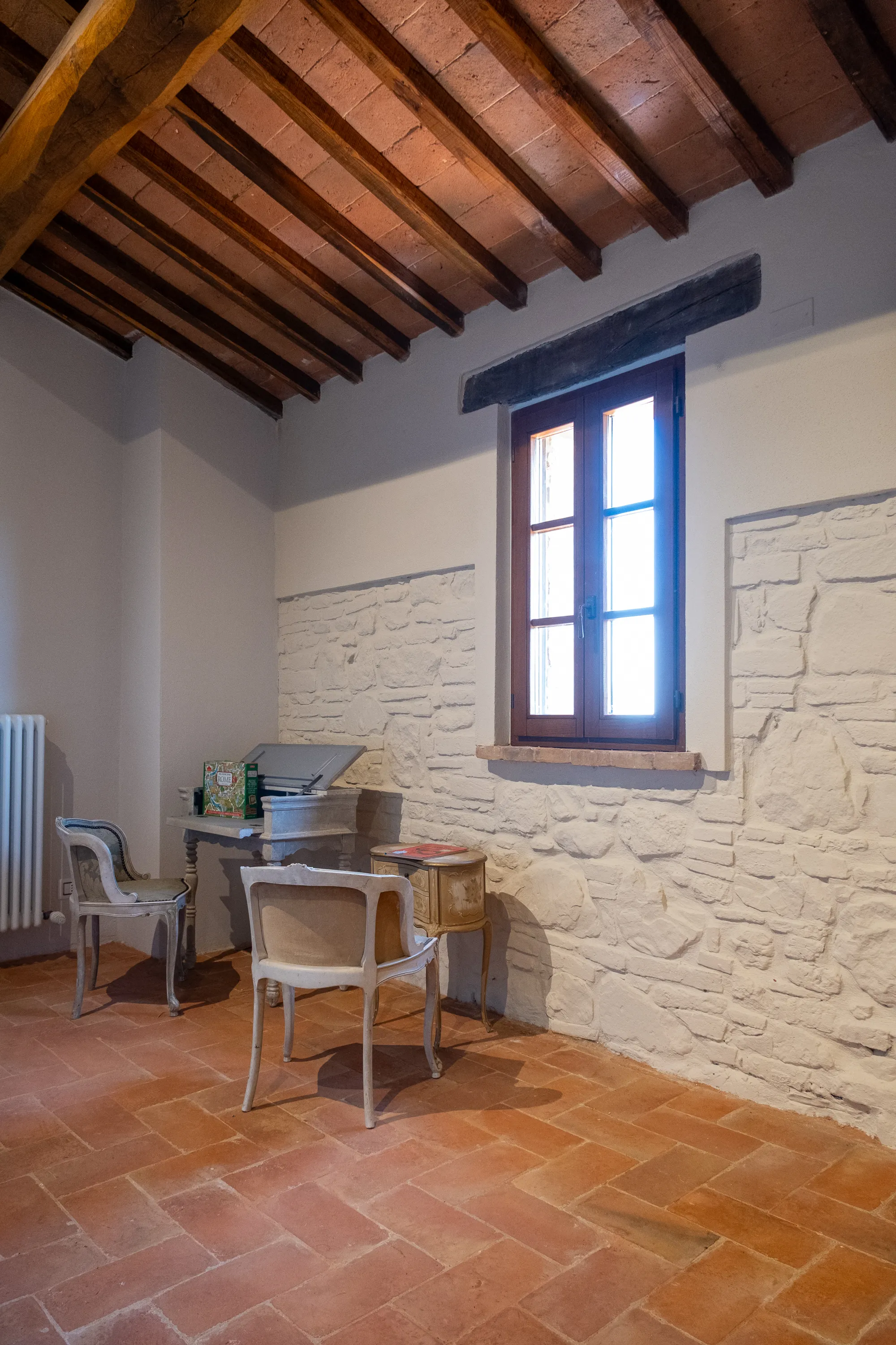 Stanza con pareti in pietra a vista
