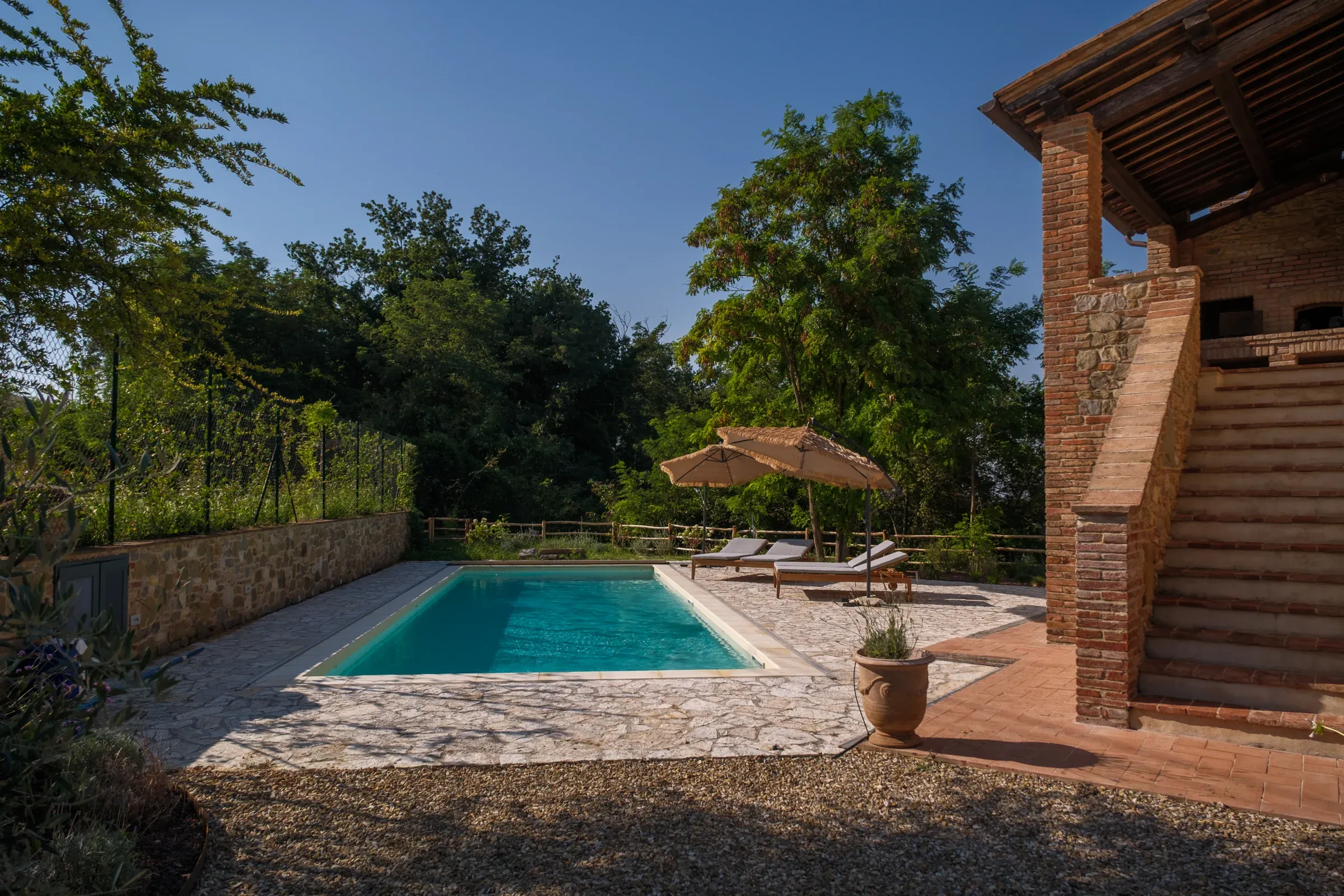 Piscine face aux transats et à l’escalier extérieur