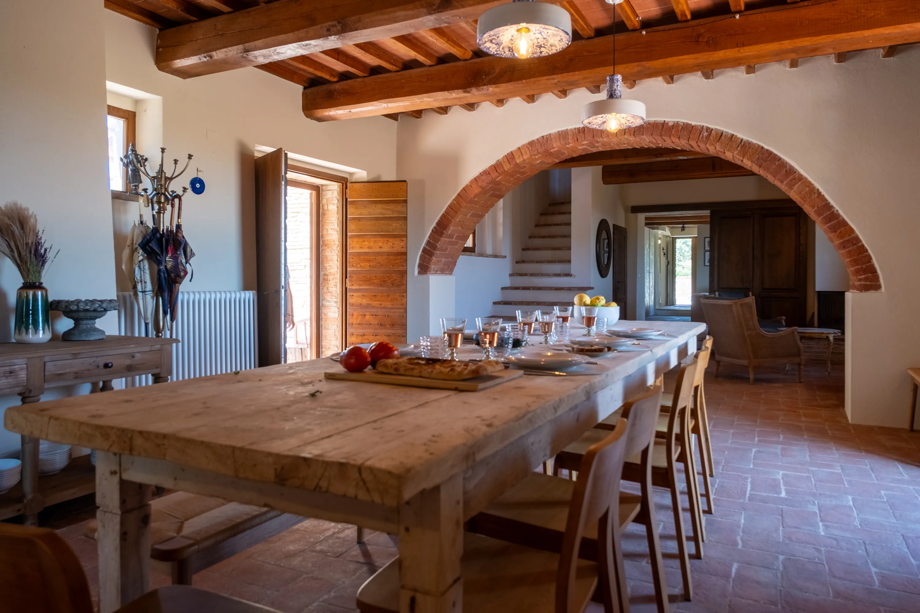 Grande tavolo della sala da pranzo