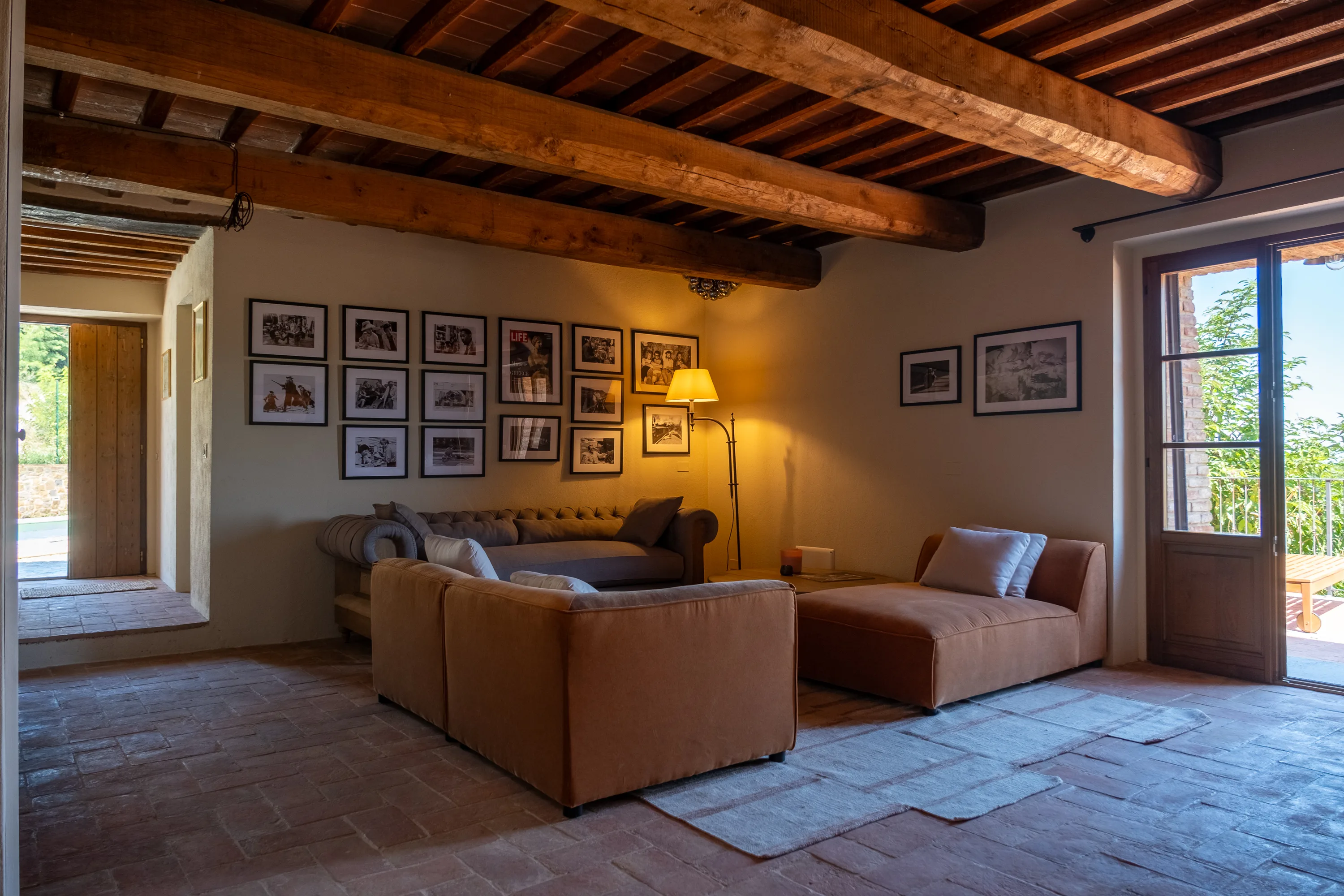 Living room with its sofas opening onto the French windows