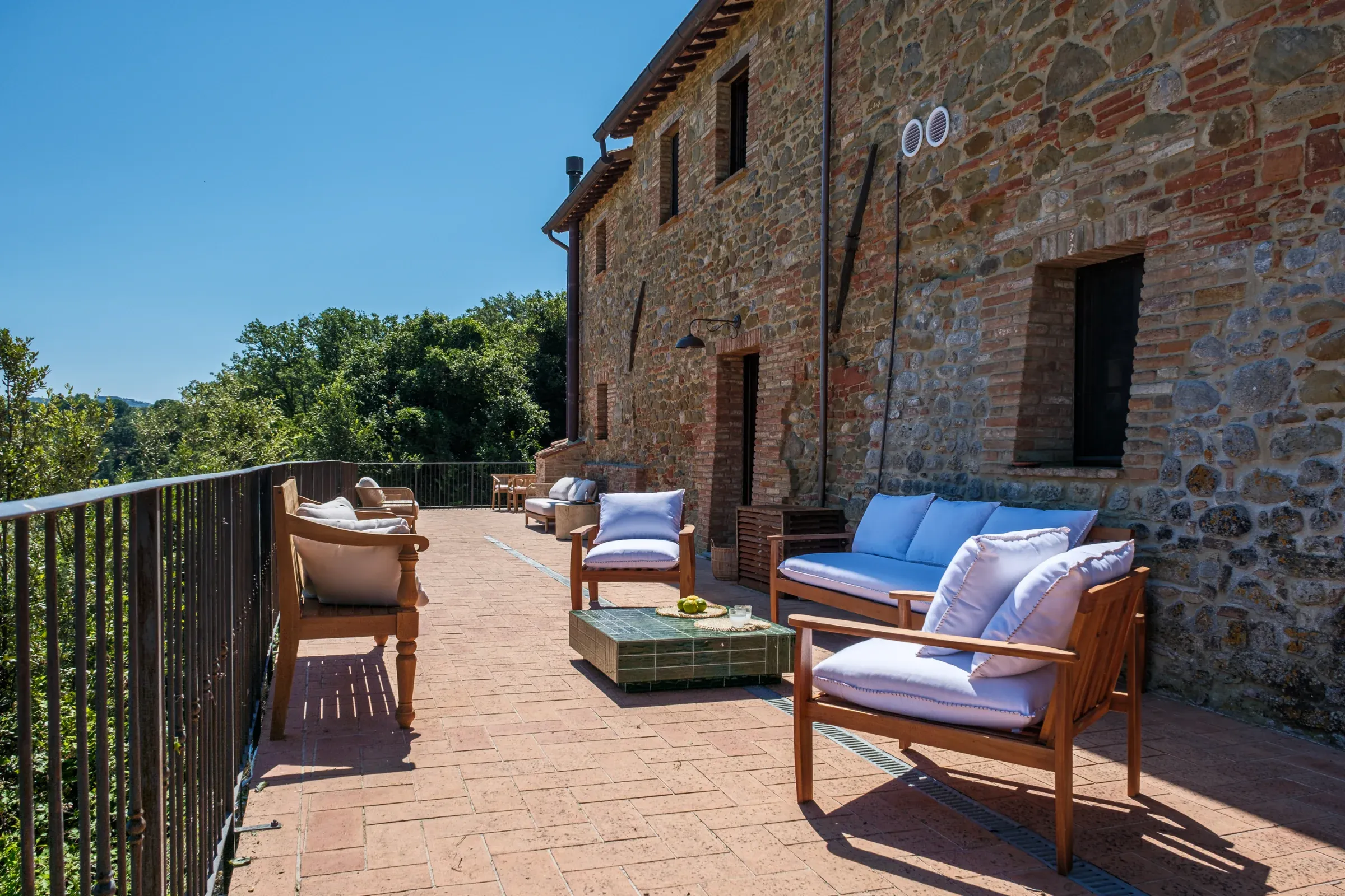 Salotto esterno lungo la facciata in pietra