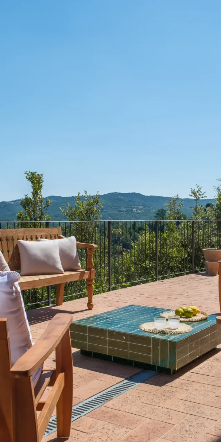 Salotto in terrazza affacciato sulle colline