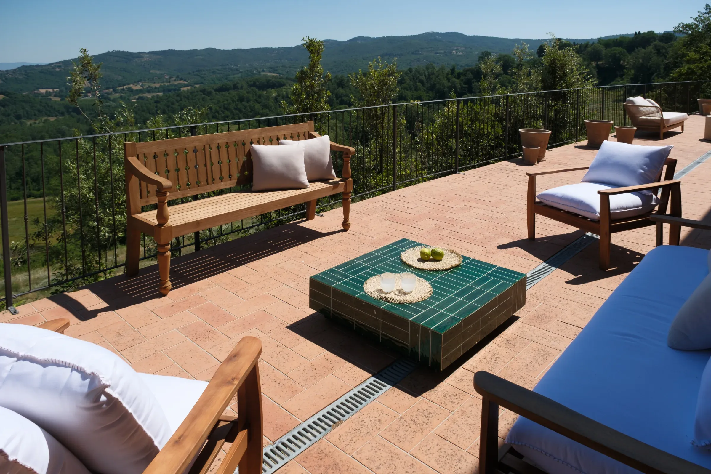 Salotto esterno visto dall’alto sulla terrazza