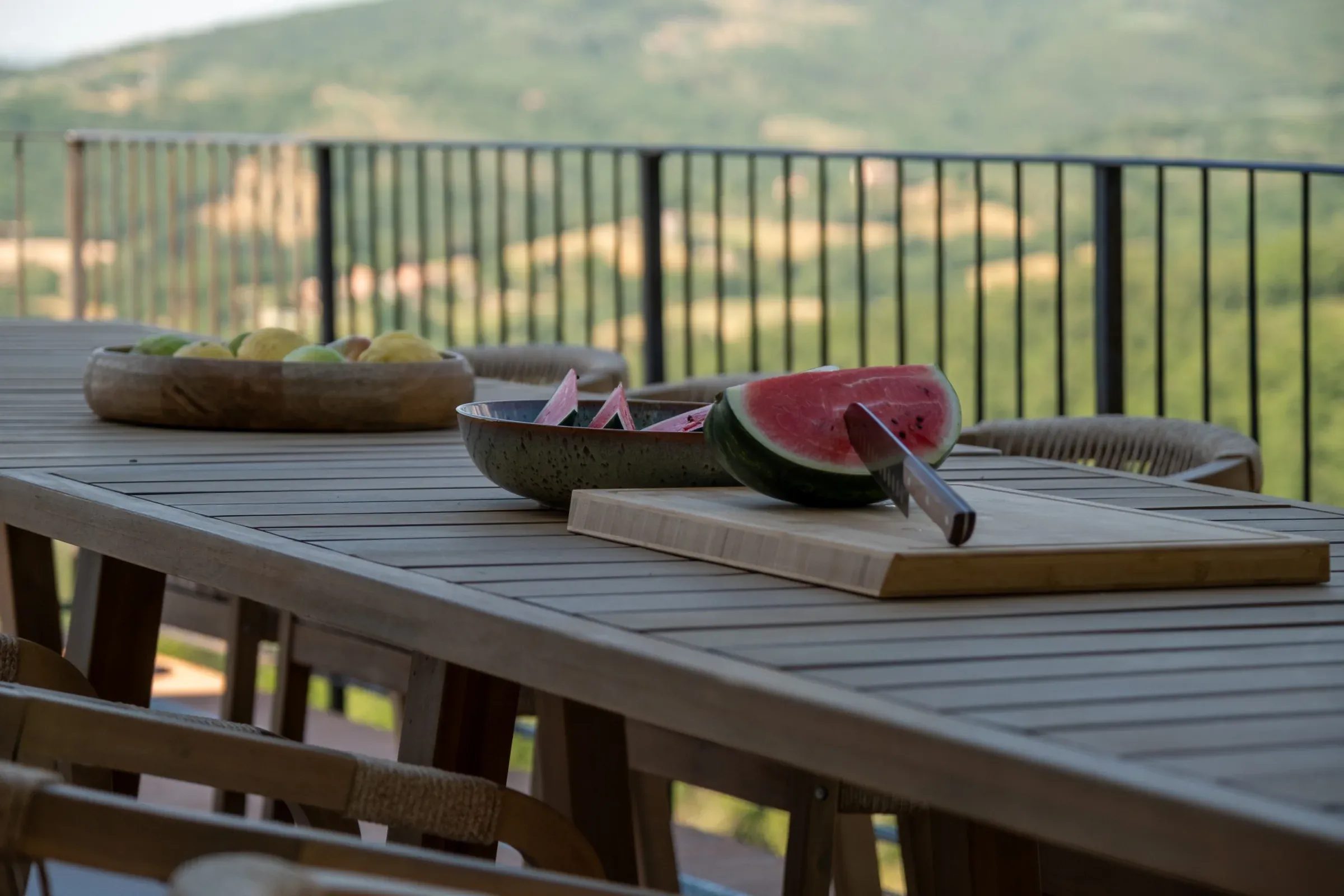 Pastèque servie sur la grande table de la terrasse