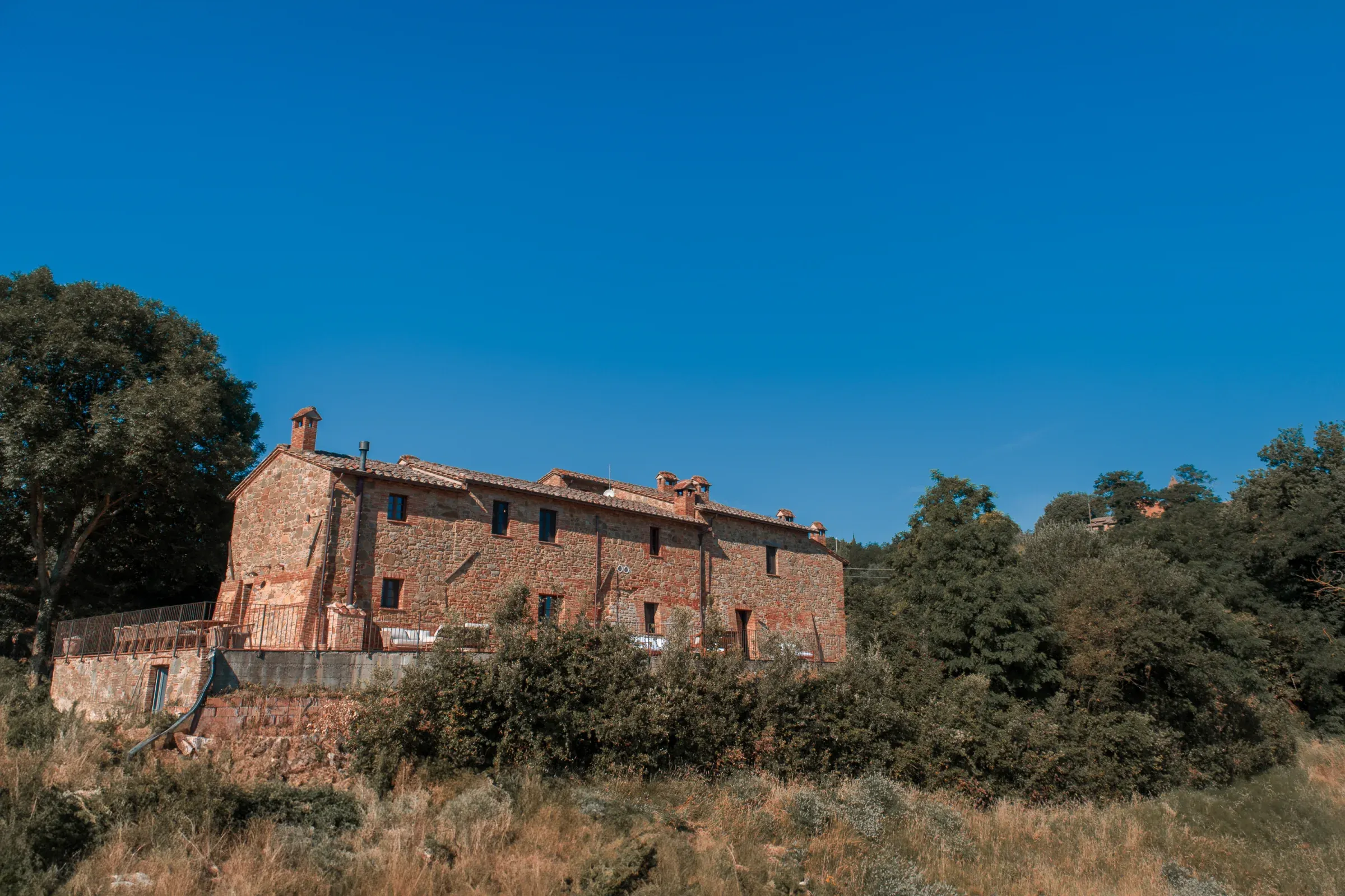 Villa en pierre vue depuis la prairie