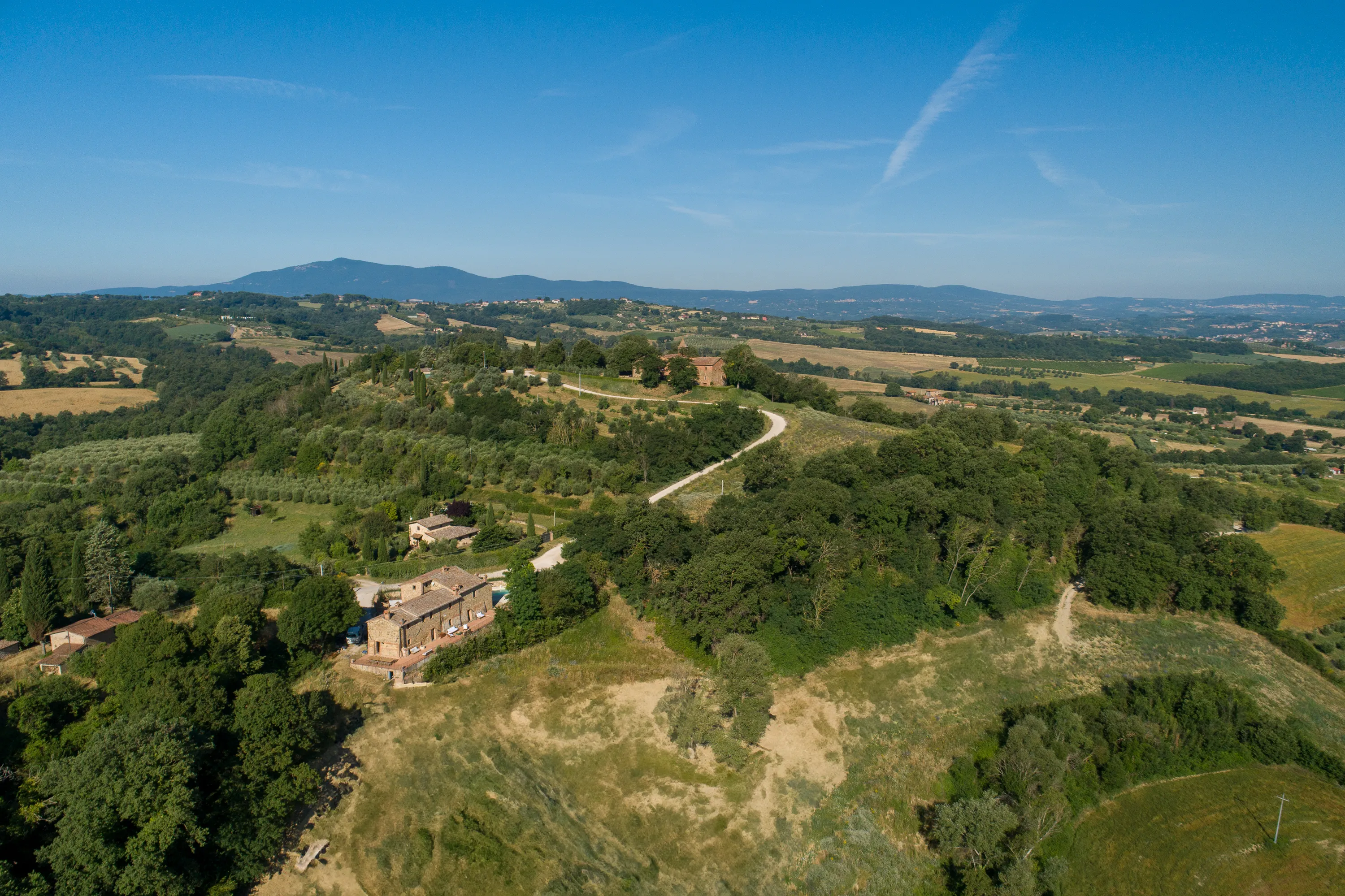 Vista aerea della collina e del borgo vicino