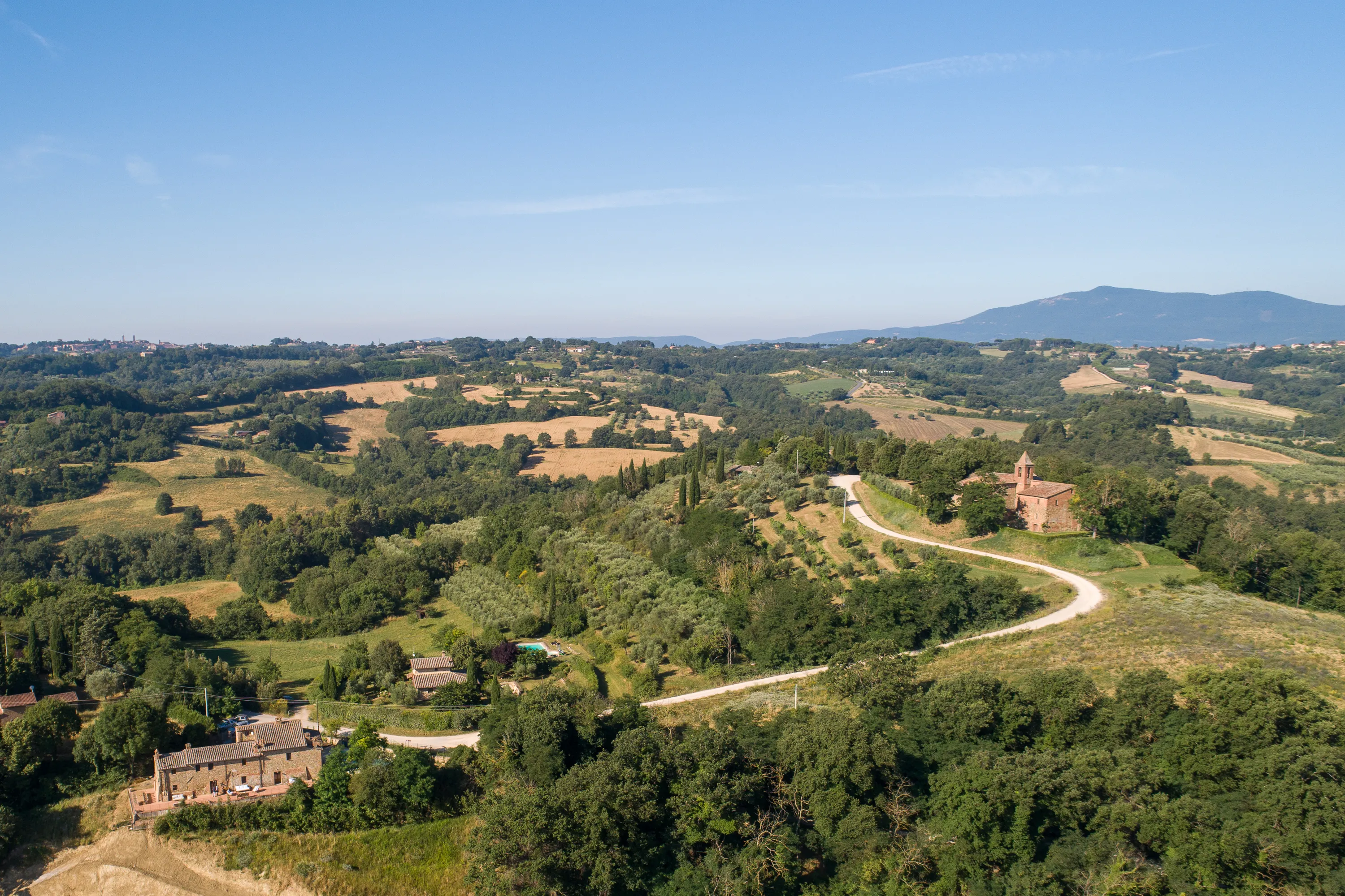Vue aérienne de l'église San Biagio et de la campagne