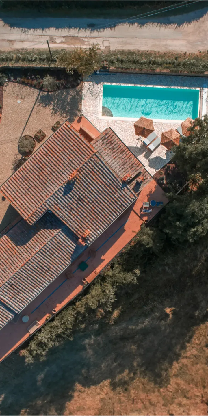 Tetti della villa e piscina visti dall’alto