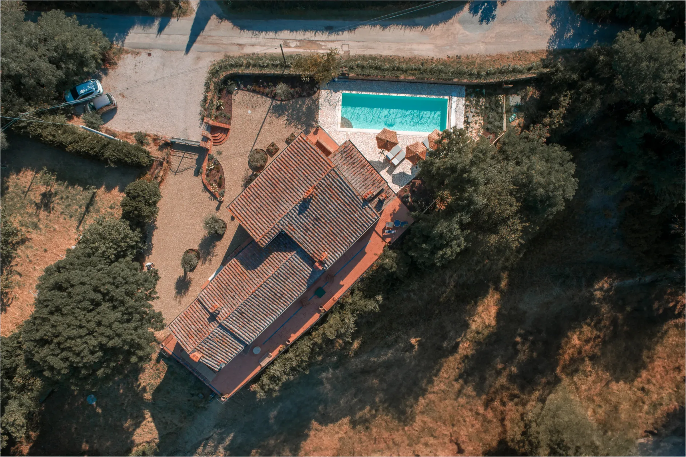 Toits de la villa et piscine vus à la verticale