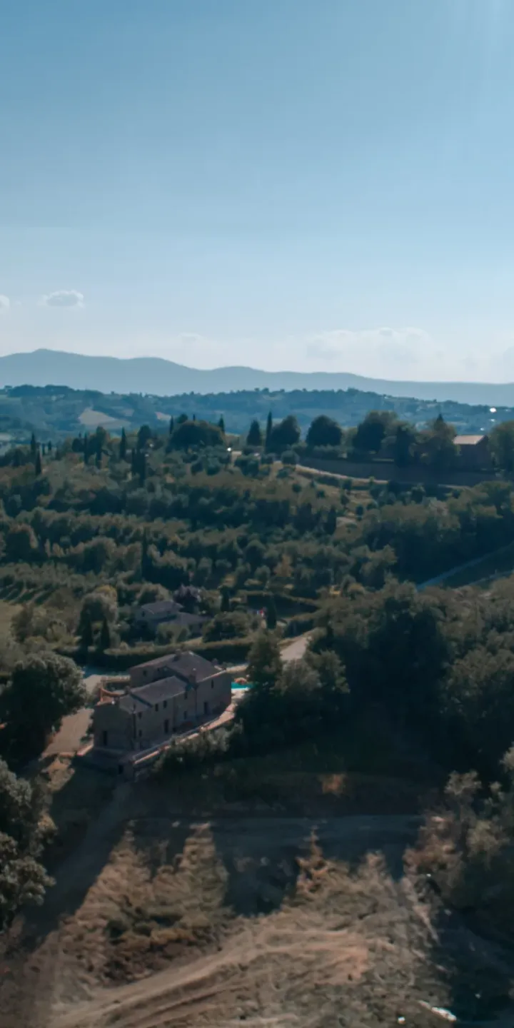 Valle umbra con le montagne all’orizzonte
