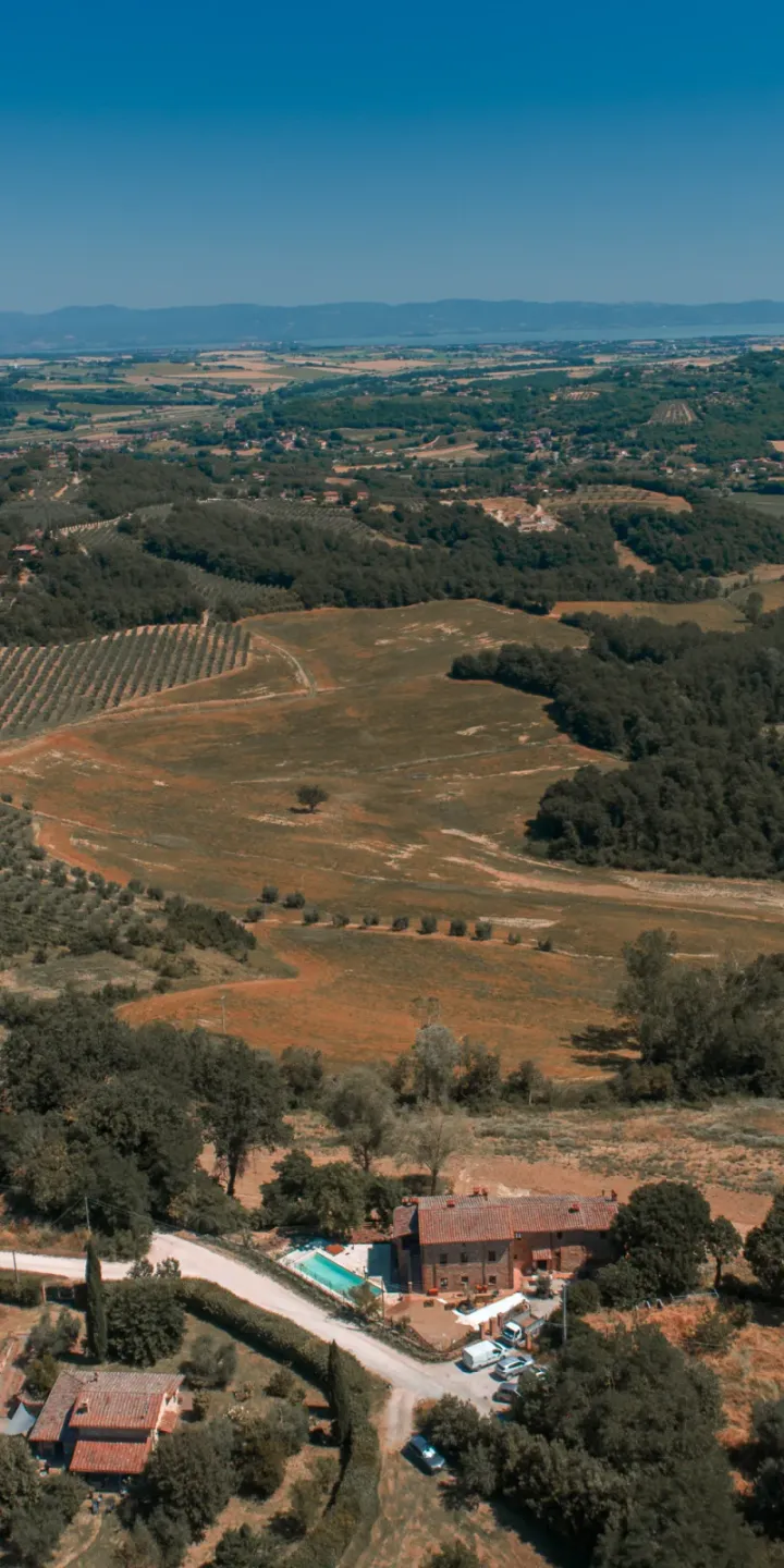 Villa ai piedi di un ampio paesaggio collinare