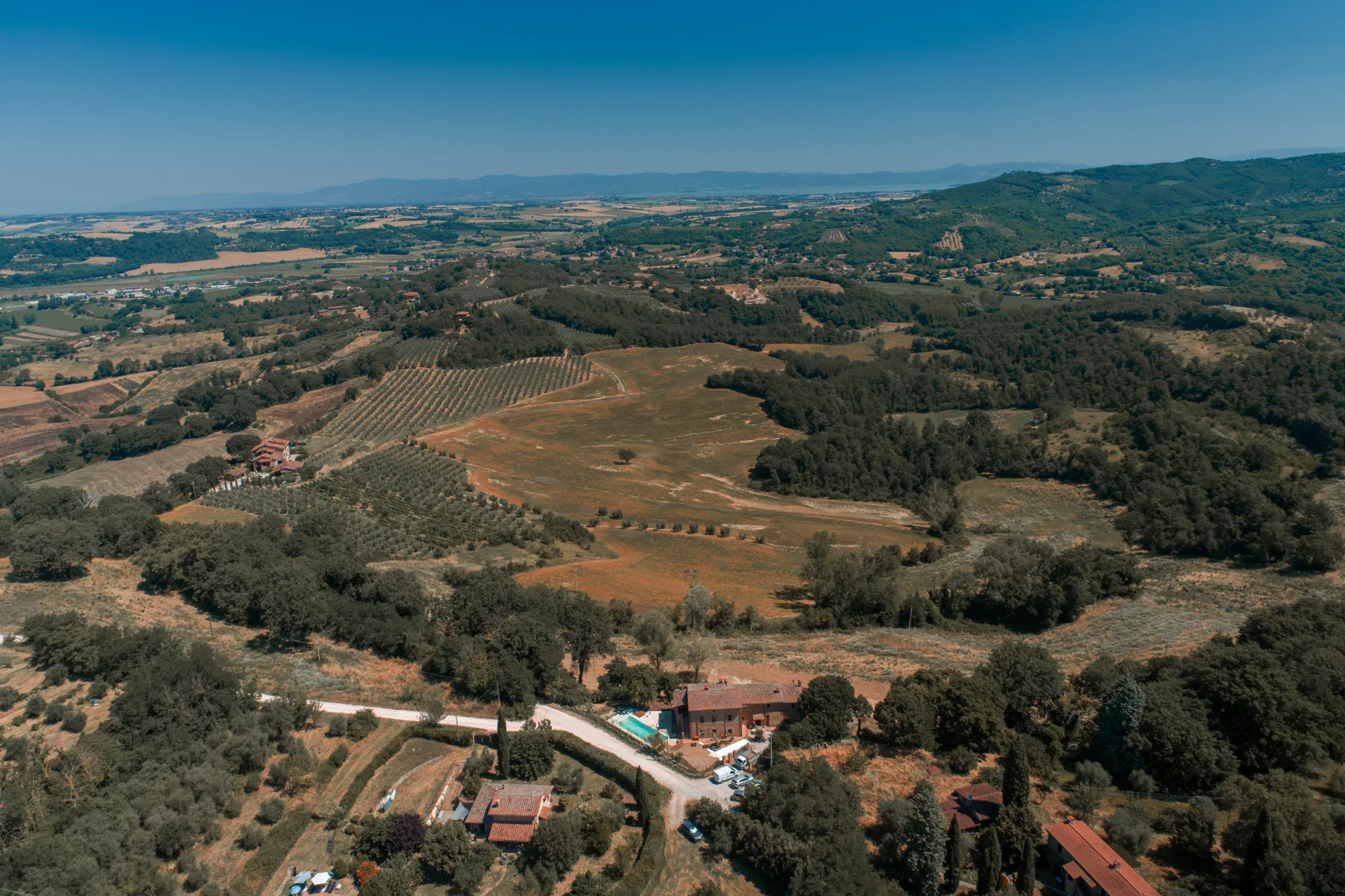 Villa au pied d’un vaste paysage de collines